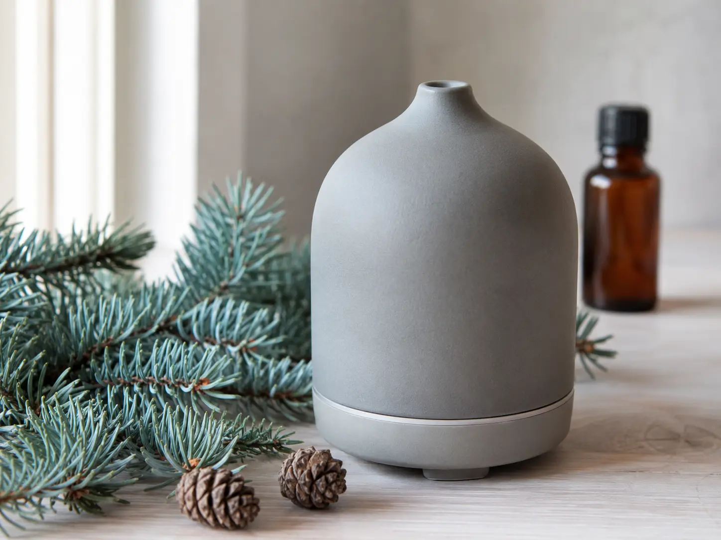 Idaho Blue Spruce illóolaj diffúzorral világos, fás szobában